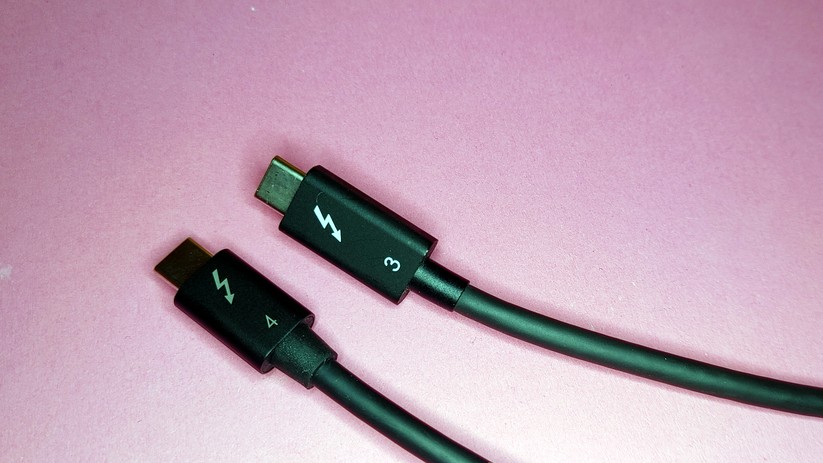 Das Thunderbolt-4-Kabel unterscheidet sich nur durch eine aufgedruckte 4 vom Vorgänger. 