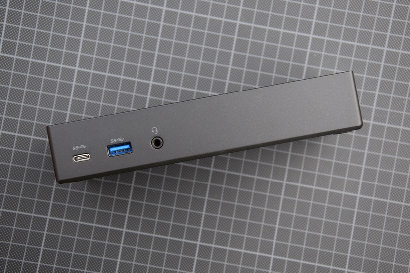 An der Vorderseite ist neben der USB-C-Buchse ein klassischer USB-3.0-Anschluss sowie ein Steckplatz für Mikrofon und Kopfhörer. 