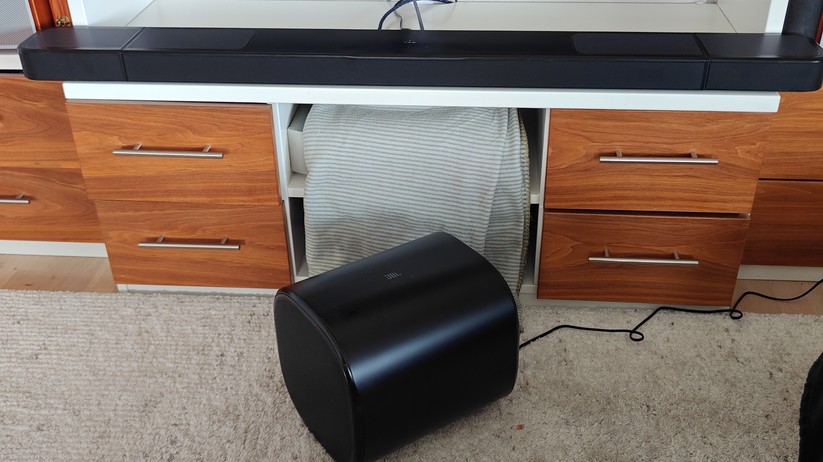 JBL Bar 1300MK2: 29 Lautsprecher, 2.470 Watt und abnehmbare Akku-Rears versprechen echtes 11.1.4-Kino-Feeling.