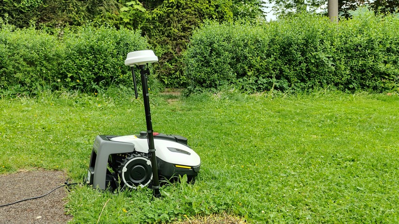  Ladestation und RTK-Antenne