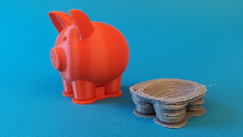 Der erste Druck mit grauem Filament schlägt fehl. Nach einigen Stunden Nacharbeit sieht das Ergebnis deutlich besser aus.