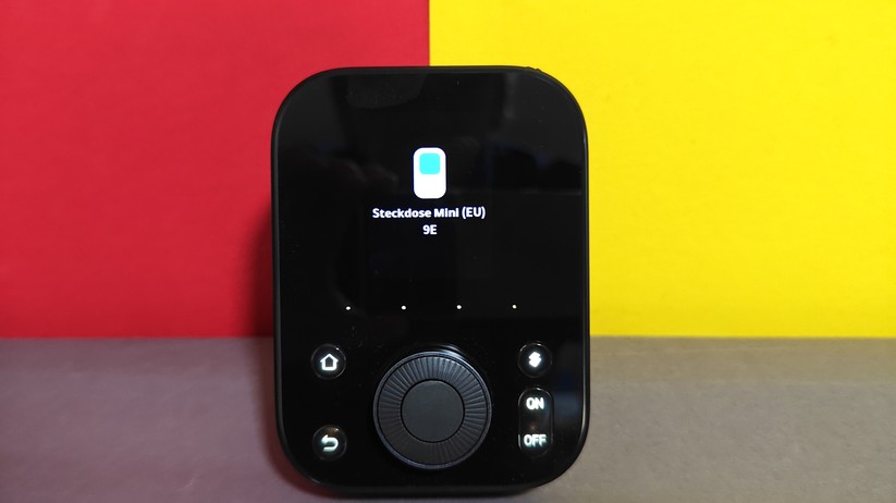Anwender können mit dem Hub 3 Switchbot-Geräte über einen Touch-Bildschirm und einen Drehregler steuern. Der Hub integriert auch viele Infrarot-Fernbedienungen, sodass alte Geräte smart werden. Als Matter-Bridge kann er viele Geräte auch an andere Plattformen wie Apple Home und Home Assistant weiterreichen.