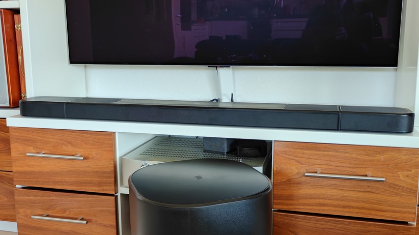 JBL Bar 1300MK2: 29 Lautsprecher, 2.470 Watt und abnehmbare Akku-Rears versprechen echtes 11.1.4-Kino-Feeling.