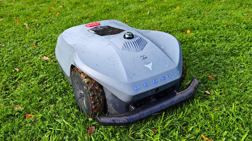 Hookii Neomow X: Mit Lidar navigiert der Neomow X zuverlässig auch in Bereichen, wo GPS-gestützte Modelle Schwierigkeiten haben. Der Mähroboter ist für Rasenflächen mit einer Größe von 4000 m² vorgesehen. Die Schnittbreite beträgt 28 cm. 