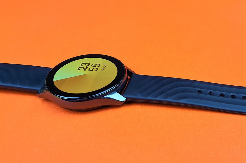 Oneplus Watch: Das Silikonarmband der OnePlus Watch ist weich und schmiegt sich angenehm an die Haut.
