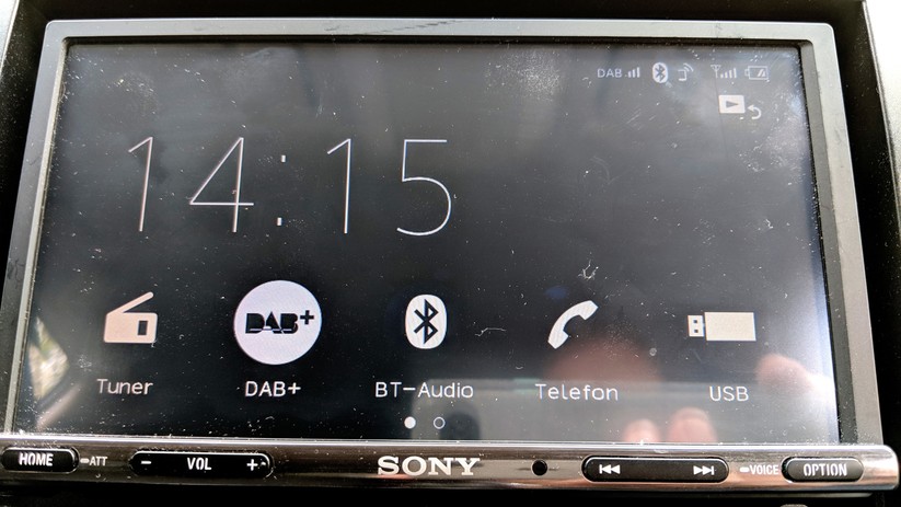 Der Homescreen des Sony XAV-AX3005.