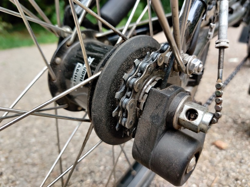 Das Brompton Electric kombiniert eine Nabenschaltung mit einer Kettenschaltung. 