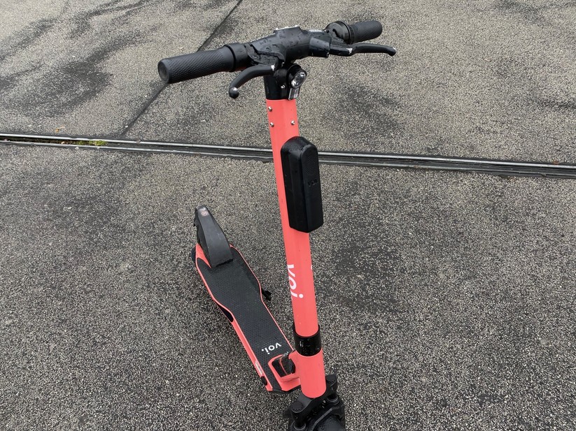 So sehen die neuen Roller von Voi aus, wie sie seit Ende 2019 auf deutschen Straßen stehen. 