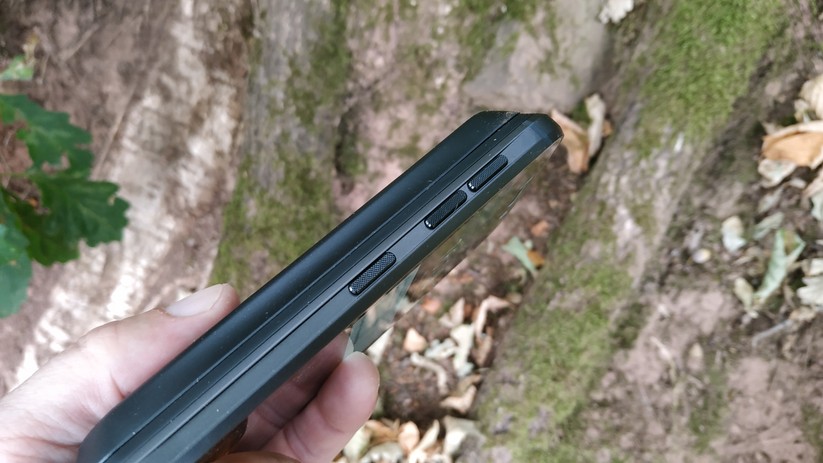 Power-Button und Lautstärke-Taster sind durch das eingefräste Muster sehr griffig.