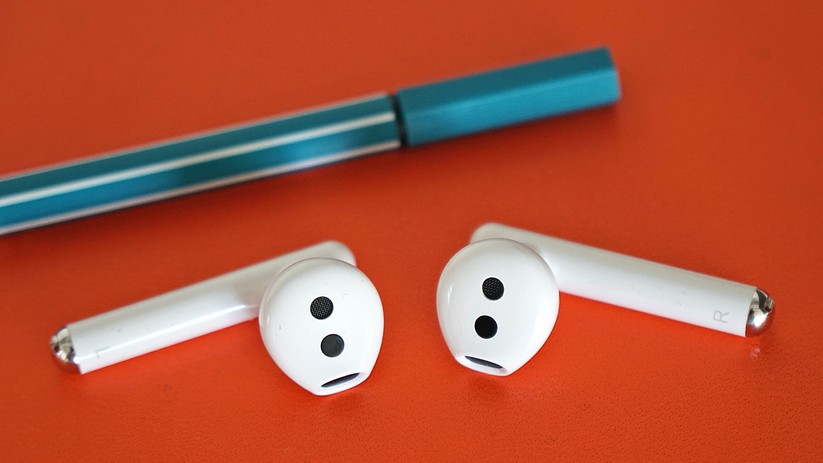 Die Freebuds 3 sind vergleichsweise klein und kommen ohne Silikon- oder Gummiüberzug. 