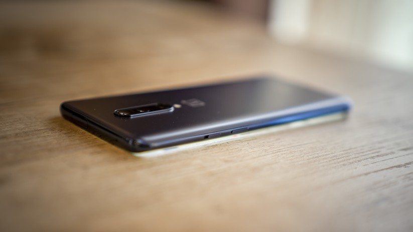 Das Display des Oneplus 7 Pro ist an beiden Seiten nach hinten gerundet, hier deutlich zu sehen an das seitlich strahlende Licht