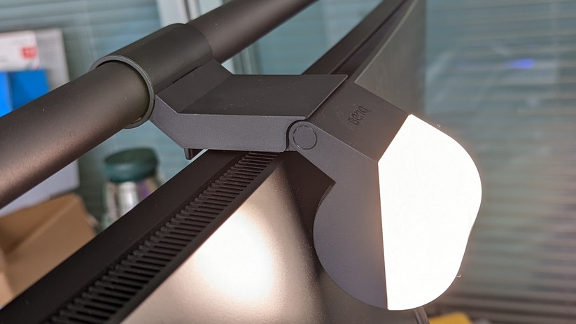 Licht im Gegengewicht der Benq Screenbar Halo.