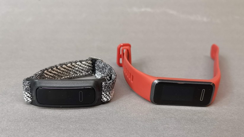 Links das Huawei Band 4e, rechts das Band 4. 