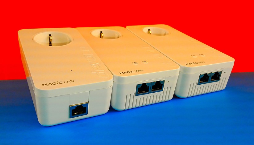 Der linke Devolo-Adapter versteht nur Powerline. Die beiden Rechten funken zusätzlich WLAN auf 2,4 und 5 GHz. Verkoppelt werden alle drei über die 230-Volt-Stromleitung (Bild: Harald Karcher).