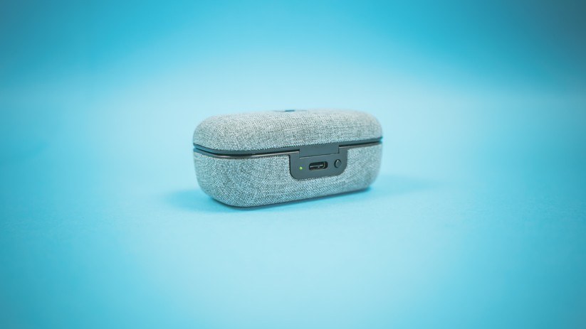 USB Type C auf der Rückseite der Sennheiser Momentum True Wireless.