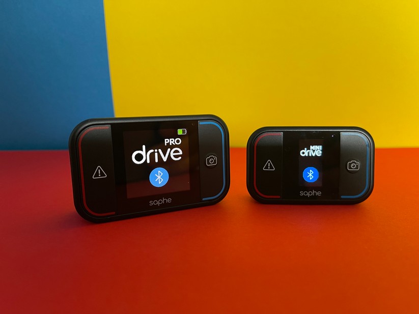 Pro oder Mini: Den Saphe-Verkehrsalarm gibt es in zwei Ausführungen. Das Pro-Modell ist deutlich größer und hat ein Always-On-Display. Nett, aber nicht zwingend nötig, schwerer unterzubringen – und ein Jahresabo ist nötig.