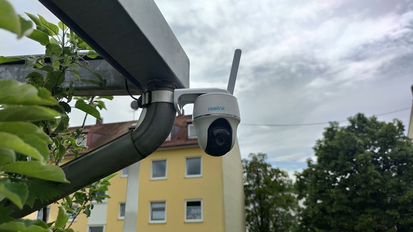 Reolink Go PT Plus: Mit dem mitgelieferten Gurt kann die Reolink auch an Bäumen und Dachrinnenabläufen montiert werden. 
