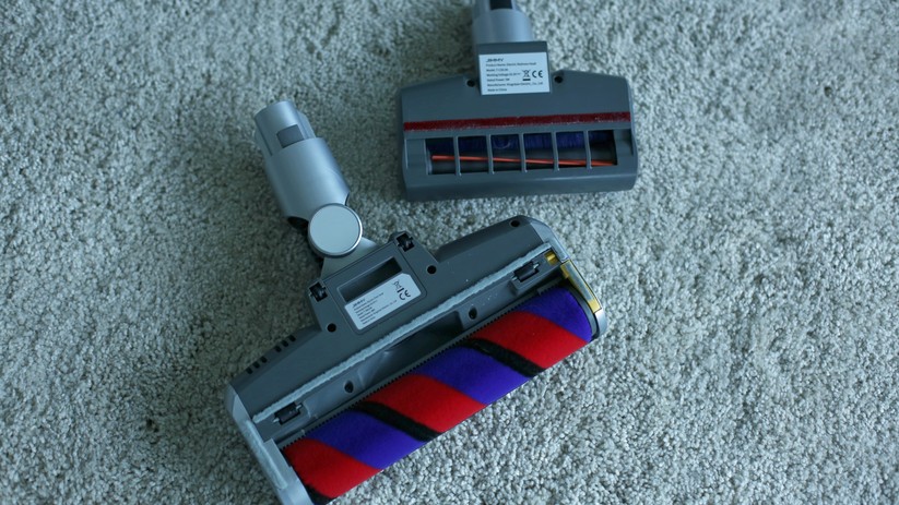 Der Jimmy kommt mit einer normalgroßen Filzbürste, die gegen Tierhaare und auf Teppich wenig Efekt hat. Die dafür deutlich bessere zweite Motorbürste ist leider zu klein.