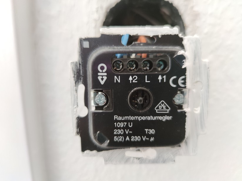 Das analoge Thermostat von Busch-Jaeger wird durch eine smarte Variante ersetzt.