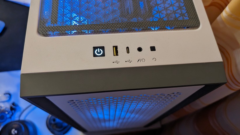 Front-Anschlüsse am PC-Gehäuse Corsair 4000D Airflow – mit USB-A und USB-C