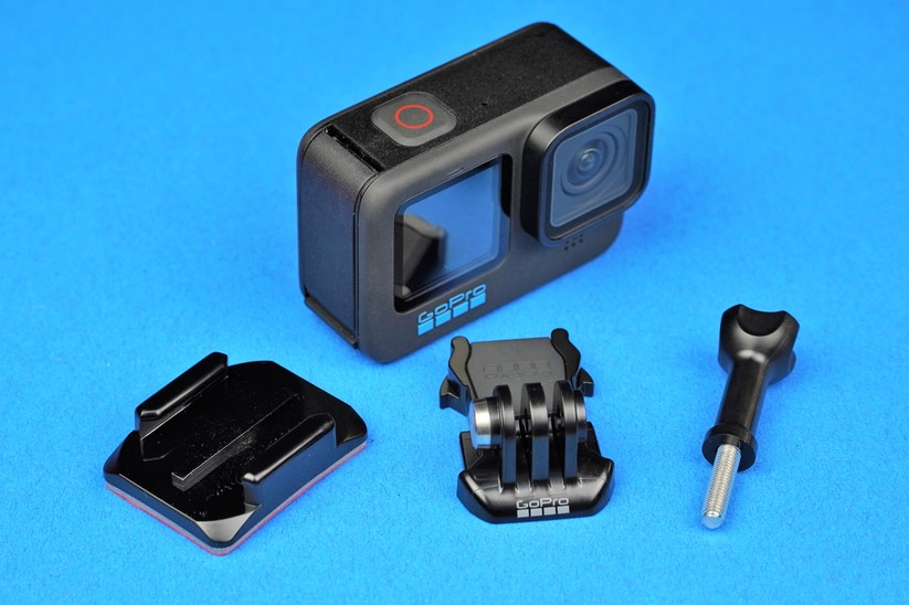 GoPro Hero10 Black: Hat bei GoPro leider Tradition: Im Basis-Set wird die Actioncam fast ohne Zubehör ausgeliefert.