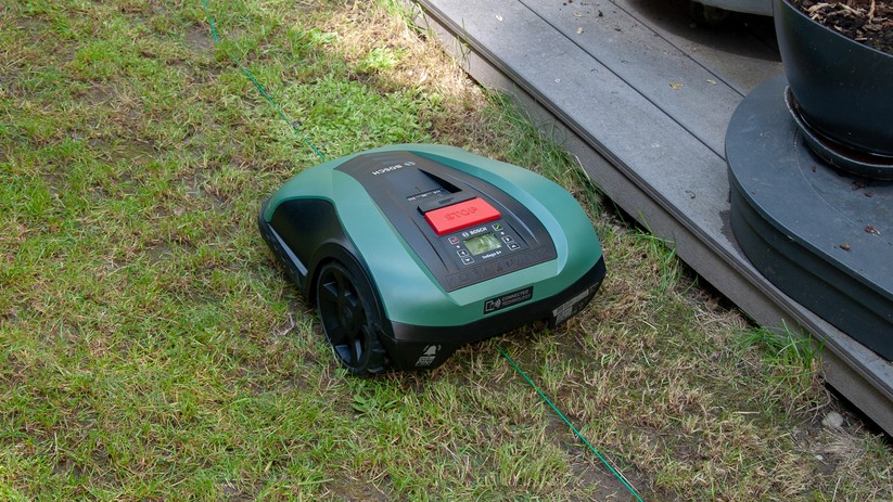 Kennenlernen: Im ersten Schritt fährt der Indego die Außengrenzen ab, um den Rasen kennenzulernen. 