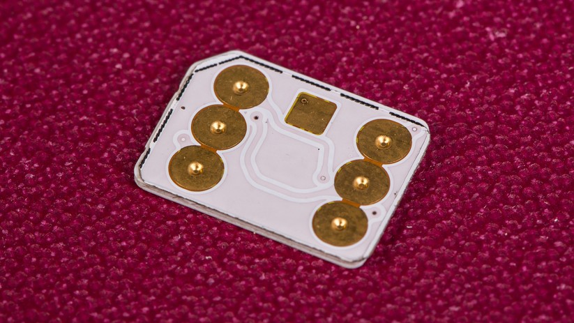 Eine Nano-SIM-Karte von O2 mit aufgeklebtem KnowRoaming-Chip.
