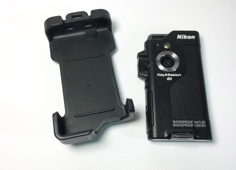 Die Nikon KeyMission 80 neben der Gürtel-Halterung.