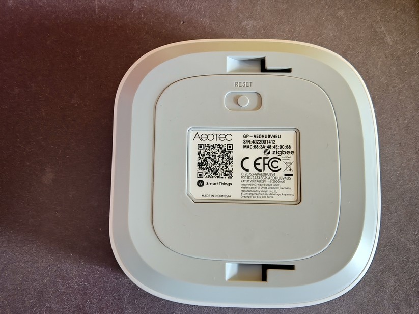 Der neue V4-Hub ist deutlich flotter als der Vorgänger V3-Hub. Außerdem bietet er mehr RAM und auch mehr Speicherplatz. Letzteres ist etwa wichtig, wenn man viele Geräte im Einsatz hat und für die lokale Ausführung entsprechende Edge-Treiber auf der Zentrale installieren möchte. Der V4-Hub unterstützt wie der Vorgänger Zigbee, Thread und Matter, verzichtet aber auf Z-Wave. 