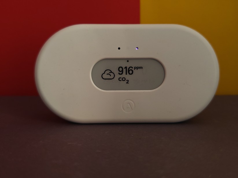 Der Raumluftsensor Airthings View Plus misst Radon, CO2, PM2.5, PM1, Temperatur, Luftdruck und -feuchte.