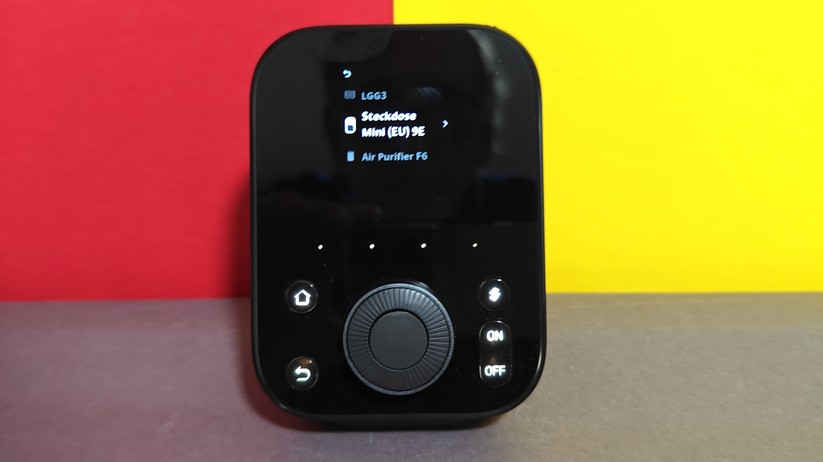 Anwender können mit dem Hub 3 Switchbot-Geräte über einen Touch-Bildschirm und einen Drehregler steuern. Der Hub integriert auch viele Infrarot-Fernbedienungen, sodass alte Geräte smart werden. Als Matter-Bridge kann er viele Geräte auch an andere Plattformen wie Apple Home und Home Assistant weiterreichen.