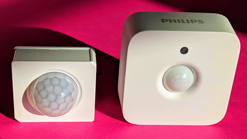 Der Bewegungsmelder von Sonoff auf der linken Seite funktioniert mit dem Zigbee-Hub im Echo und kostet nur halb so viel wie der Philips Hue Bewegungsmelder auf der rechten Seite. 