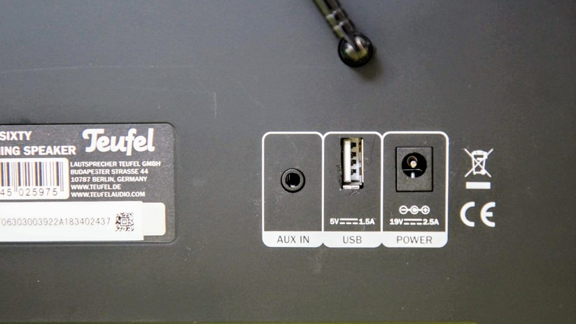 3,5-mm-Klinke und USB 2.0 stehen auf der Rückseite zur Verfügung. Die Antenne lässt sich nicht abmontieren.