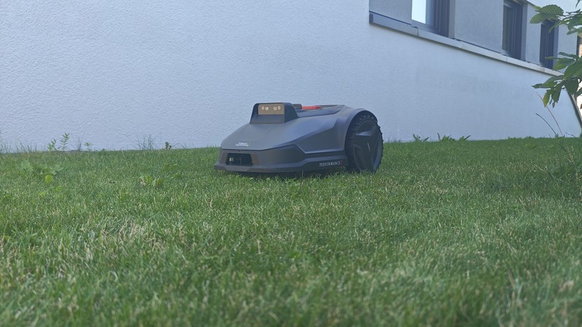Natural Expression Performance 7: Kamerabasierter Mähroboter für Flächen bis 500 m² und einer Schnittbreite von 18 cm.