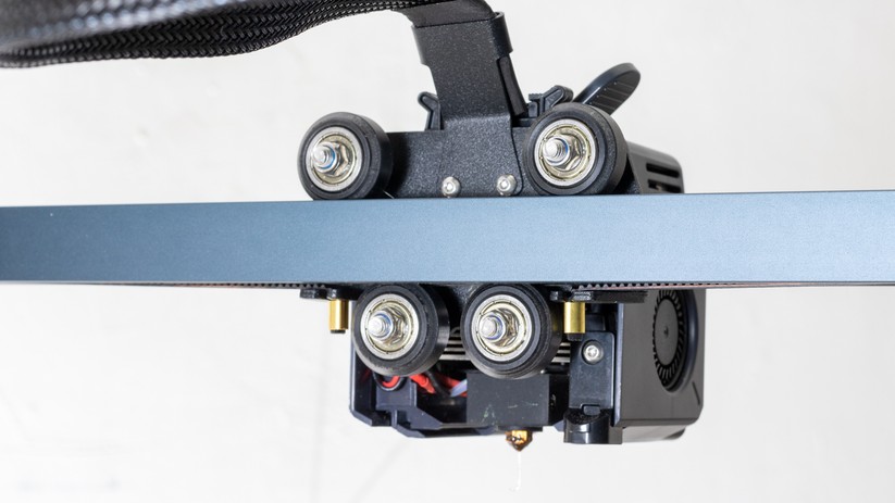 Der Druckkopf des Elegoo Neptune 3 Plus wird von gleich vier Rollen in der Spur gehalten.
