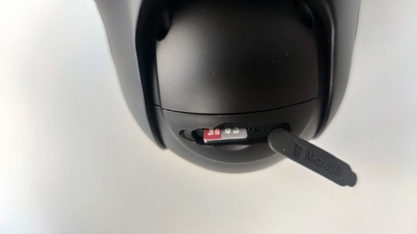 Reolink Argus PT: Offiziell unterstützt die Kamera microSD-Karten mit einer Kapazität von bis zu 128 GByte. Im Test hat aber auch eine 400-GByte-Variante von Sandisk funktioniert.