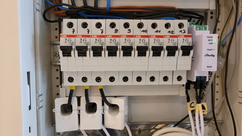 Doch im unteren Bereich der Stromverteilung kann der Shelly Pro 3EM montiert werden. 