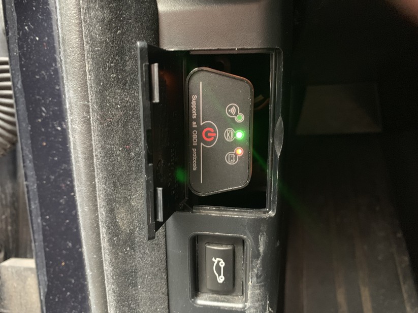 Der OBD-Anschluss befindet sich bei den meisten Autos im Fahrerfußraum. Der kleine Vgate-Adapter ist hier nur schwer wieder herauszubekommen.