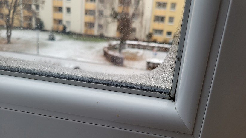 Durch eine zu hohe Luftfeuchtigkeit in Innenräumen bei gleichzeitig kalten Außentemperaturen entsteht Kondenswasser an Fenstern. Das begünstigt die Entstehung von gesundheitsschädlichem Schimmel und kann auch die Bausubstanz in Mitleidenschaft ziehen.