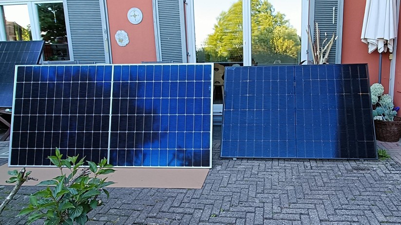 Ein XL-Panel mit 580 WP neben einem PV-Modul mit 430 Wp.