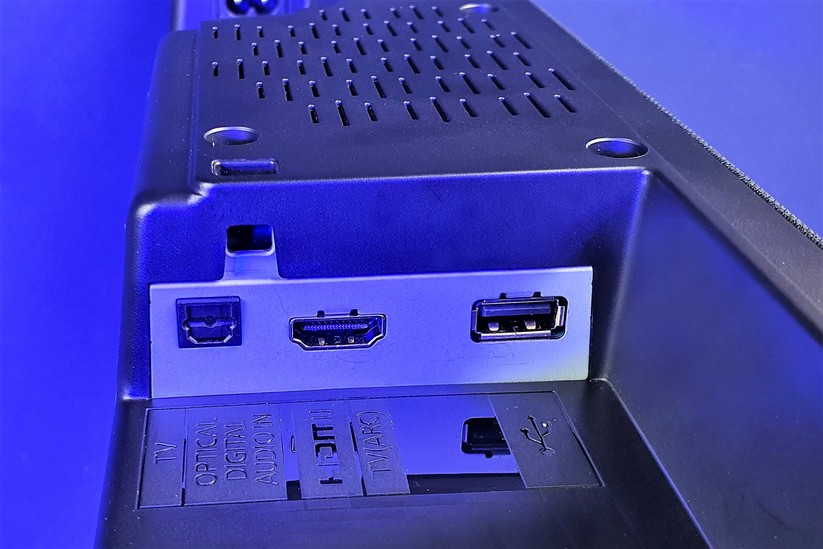 Panasonic SC-HTB496: Zur Ausstattung gehört neben einem HDMI- auch ein optischer Audio-Eingang. Musik lässt sich zudem per USB-Port zuspielen.