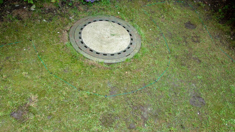 Kurvenfahrt: Dieses Hindernis war für den Indego kein Problem, er mähte brav zwischen Beet und Gullideckel. Hier hätten wir auch einen knapperen Abstand von 5 cm wählen können. 