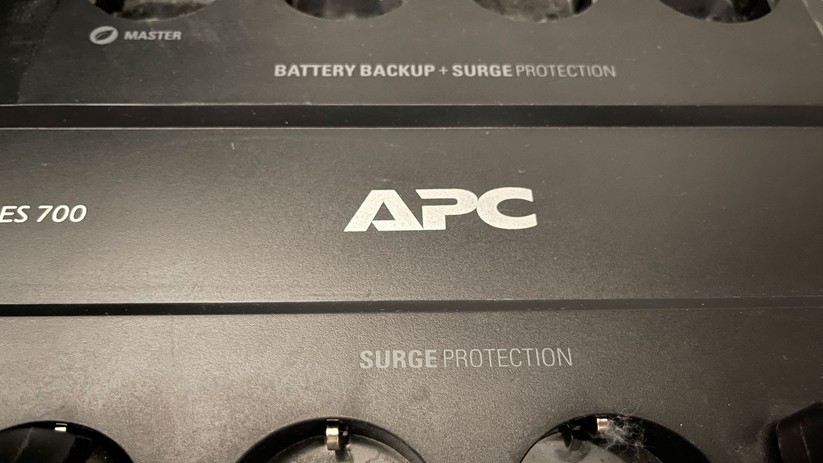 Diese USV-Anlage von APC bietet Platz für acht AC-Ausgänge in Form von Schuko-Steckern. Vier davon werden bei Stromausfall über den Akku versorgt, alle haben Schutz vor Überspannung.