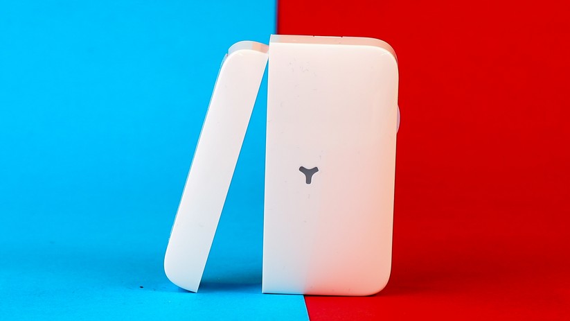 Die Magnetkontakte werden mit doppelseitigem Klebeband und optionalen Abstandshaltern an Türen und Fenstern montiert.