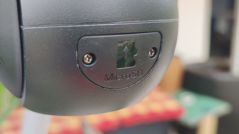 Reolink Trackmix PoE: Eine Abdeckung schützt den microSD-Card-Slot vor Wettereinflüssen.  