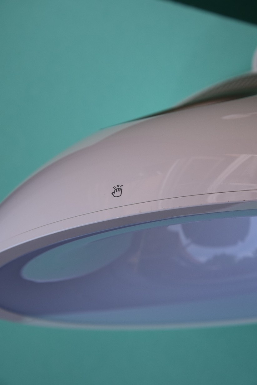 Am oberen Rand wird per Touch das Licht ein- und ausgeschaltet.