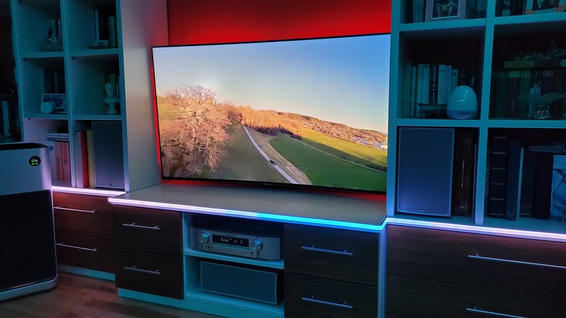 Govee RGBIC LED Neon Rope Lights for desks (H61C3): Der LED-Streifen ist unterteilt in 42 steuerbare Segmente, die mit unterschiedlichen Farben leuchten können. Mit 84 LEDs pro Meter, insgesamt sind es 252, bietet der LED-Streifen auch ein gute Helligkeit.