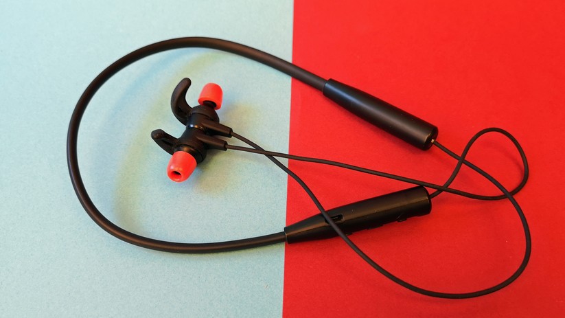 Die bunten Ohrpolster werten auch das Design auf.