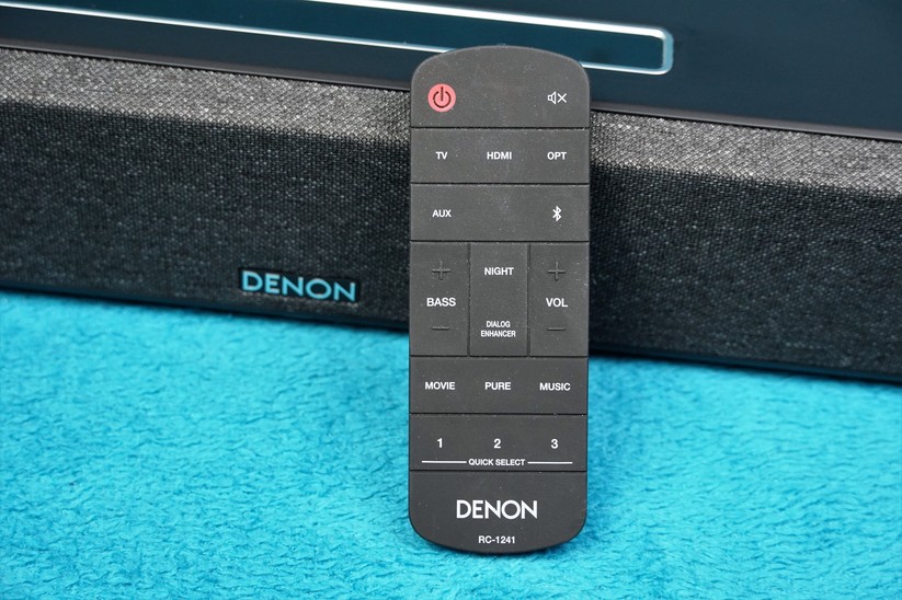 Denon Home Sound Bar 550: Die kompakte Fernbedienung ermöglicht eine intuitive Bedienung.