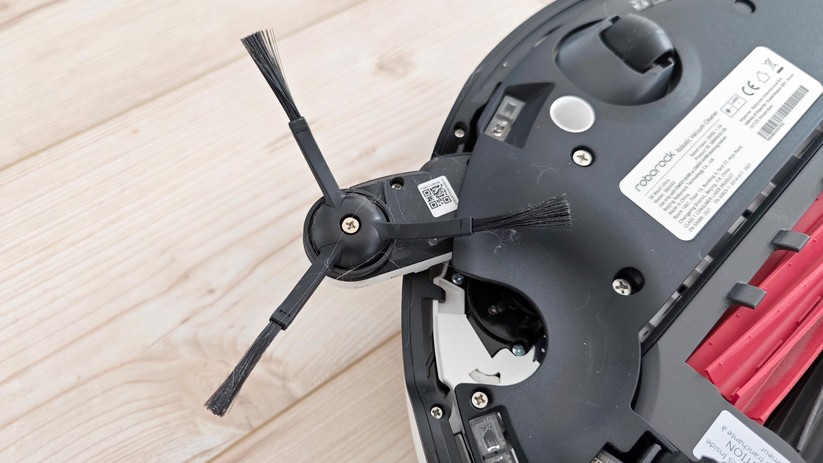 Der Roborock S8 MaxV Ultra kommt dank ausfahrbarer Seitenbürste auch in Ecken |
